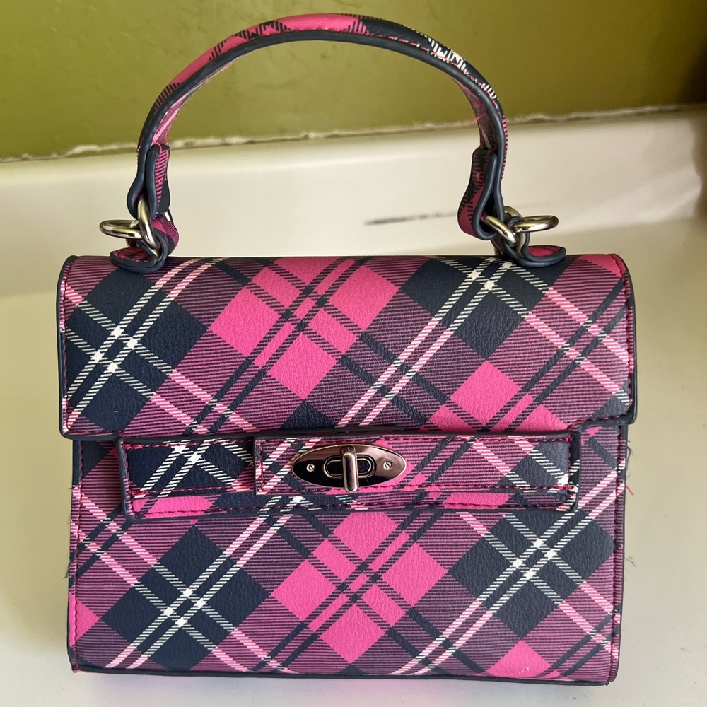 Such a cute purse!!! It’s a Steve Madden Madden Girl.